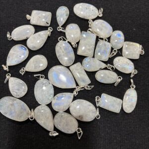 Flashy moonstone pendant